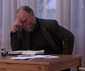 Marido velho paga ele vai comer a sua jovem esposa