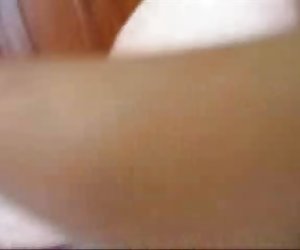 Mulher asiática adora galo branco