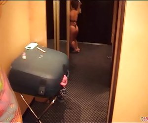 Puta loira louca torbe fode com anão