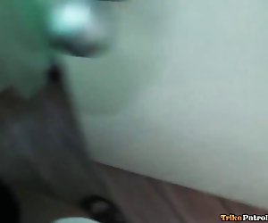 Vadia louca filipina pula na cama para fazer sexo com turista masculina