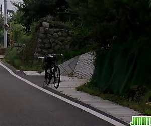 Garota asiática gosta de andar muito creampie