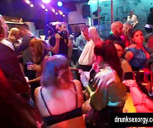 Babes club bi orgia de sexo em público