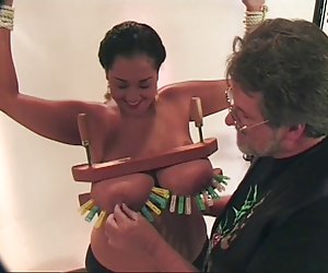 Grandes tetas e buceta tortura para gengibre asiático bbw