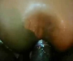 Pequena prostituta asiática assfucked pelo grande galo negro