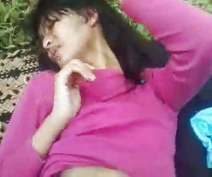 Menina adolescente tímida ser fodida ao ar livre