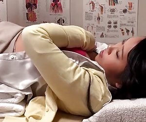 Menina ingênua em meias de nylon fica fodida no tratamento de massagem