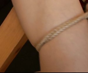 Saya recebe seu bichano fodido com um vibrador