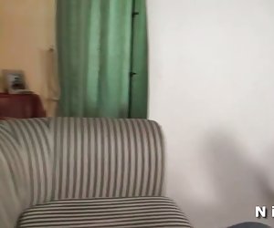 Asiático francês menina recebe seu burro martelado ao ar livre