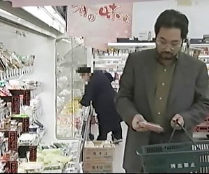 Com tesão mãe pode &amp; t resistir uma foda no supermercado